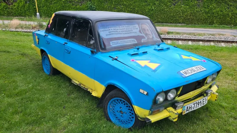 Upravené auto s nahrávkami výhrůžek Petra Michaličky ve Hvězdonicích - pohled 1