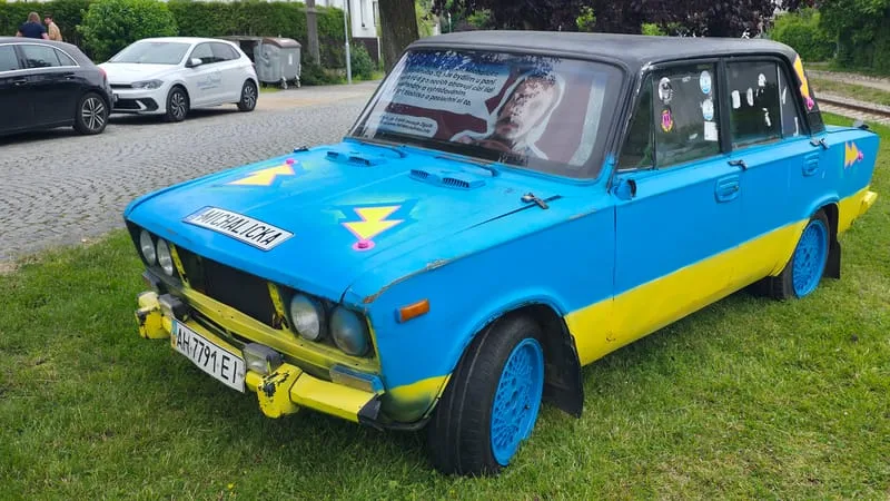 Upravené auto s nahrávkami výhrůžek Petra Michaličky ve Hvězdonicích - pohled 2